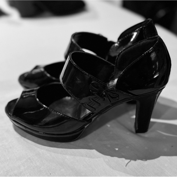 Maurices Black Women's Heels open toe with bow, patent leather, size 8.5 - Picture 3 of 9